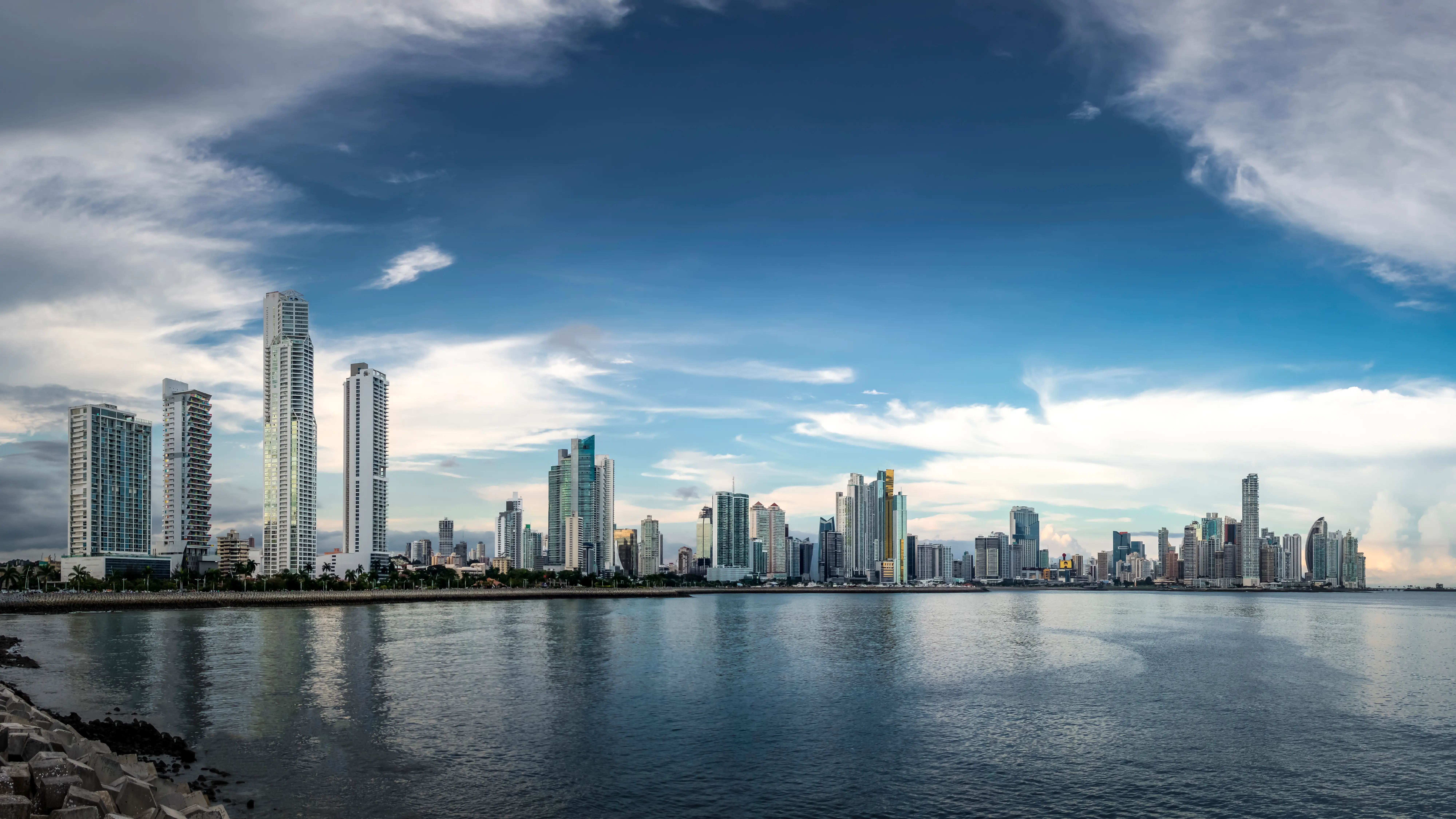 Migración en Panamá: cómo obtener la residencia temporal y permanente